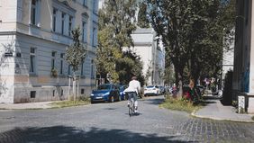 ein Mann, der in einer Straße Fahrrad fährt
