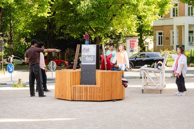 mehrere Personen beim Workshop am August-Fröhlich-Platz in Weimar