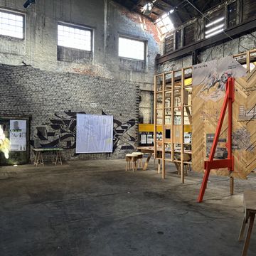 The joint exhibition includes works by students from the Bauhaus-Universität Weimar and the Fachhochschule Erfurt University of Applied Sciences displayed in the West Hall of the historic »Bahnhallenquartiers«. Photo: Mara Trübenbach