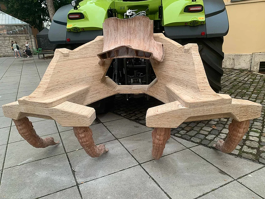 Holzpflug von Jakob Elias Meyer, montiert an einem Traktor auf dem Campus der Bauhaus-Universität Weimar.