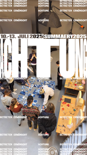 Grafikdesign summaery2025: Prof. Burkhart von Scheven, Masihne Rasuli (Konzeption & visuelle Idee); Mona Kerntke, Leonard Behre (grafische Umsetzung) | Foto: Professur Visuelle Kommunikation