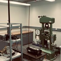Sensoriklabor mit schwingungsisoliertem Fundament und elektromechanischer Prüfmaschine