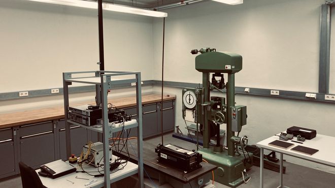 Sensoriklabor mit schwingungsisoliertem Fundament und elektromechanischer Prüfmaschine