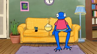 Gezeichneter blauer Frosch sitzt auf einem gelben Sofa in einem Wohnzimmer, neben einer Schüssel Popcorn und einer kleinen Fliege.