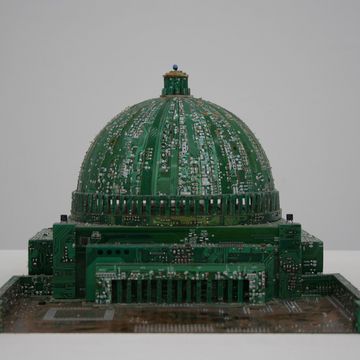 Abbildung des Kunstwerkes: Sebastian Hertrich, »Megalomania I«, 2011, Leiterplatinen von ausrangierten elektronischen Geräten, © Sebastian Hertrich