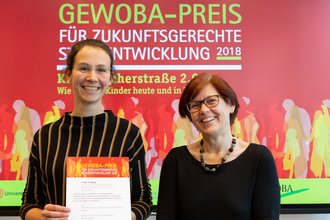Die Preisträgerin Frida Ludwig mit Prof. Dr. Sabine Wagenblass (© GEWOBA Aktiengesellschaft Wohnen und Bauen)
