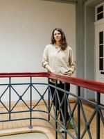 Portrait photo of Katharina Wendler: leaning against the banister in a stairwell; Photo: Dominique Wollniok
