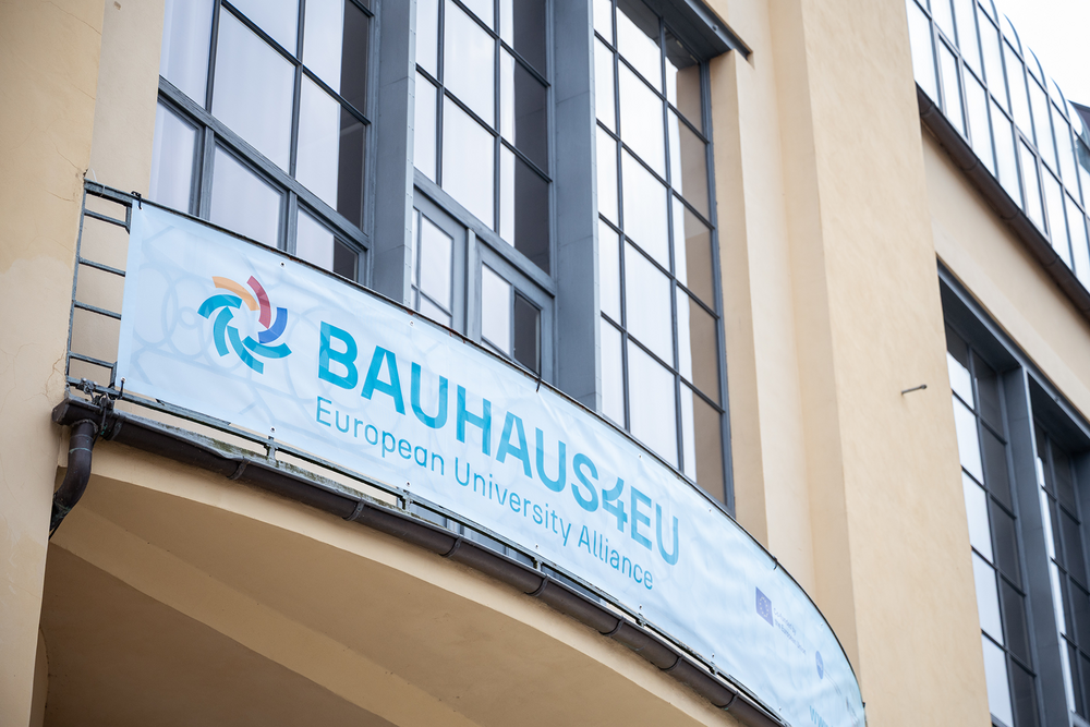 Balkonbanner am Hauptgebäude für die Kick-Off-Veranstaltung Bauhaus4EU