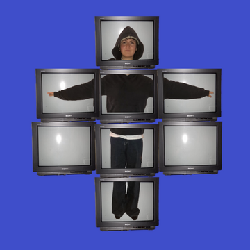 Die Studierenden bespielen während der TeleVisionale eine Monitorwand aus Röhrenfernsehern mit frisch geschnittenem Material direkt vom Festival. Foto: Halina Schiefer