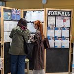 Viele Studierende nutzten die Gelegenheit, um sich auf der Karrieremesse über Jobs zu informieren und mit potenziellen Arbeitgebern in Kontakt zu treten. Bauhaus-Universität Weimar, Foto: Dana Höftmann