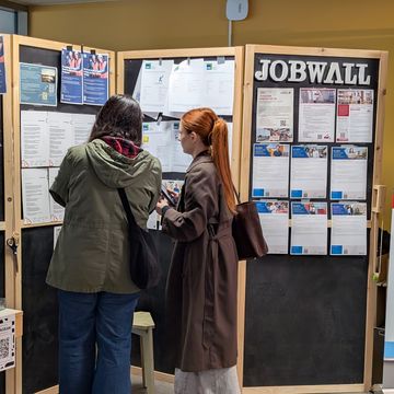 Viele Studierende nutzten die Gelegenheit, um sich auf der Karrieremesse über Jobs zu informieren und mit potenziellen Arbeitgebern in Kontakt zu treten. Bauhaus-Universität Weimar, Foto: Dana Höftmann