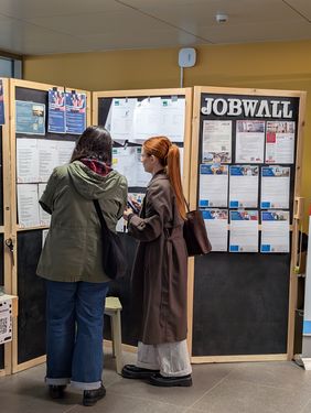 Viele Studierende nutzten die Gelegenheit, um sich auf der Karrieremesse über Jobs zu informieren und mit potenziellen Arbeitgebern in Kontakt zu treten. Bauhaus-Universität Weimar, Foto: Dana Höftmann Viele Studierende nutzten die Gelegenheit, um sich auf der Karrieremesse über Jobs zu informieren und mit potenziellen Arbeitgebern in Kontakt zu treten. Bauhaus-Universität Weimar, Foto: Dana Höftmann