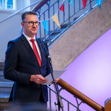 Thüringens Minister für Bildung, Wissenschaft und Kultur, Christian Tischner, während einer Rede beim Bauhaus4EU Kick-Off-Treffen im März 2025 an der Bauhaus-Universität Weimar. Foto: Thomas Müller