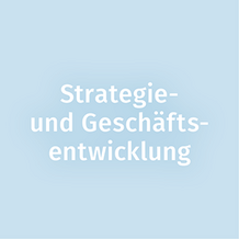 Strategie- und Geschäftsentwicklung im Baumanagement bezieht sich auf die Planung, Umsetzung und Ausführung von strategischen Maßnahmen und Initiativen, die darauf abzielen, das Wachstum, die Rentabilität und die Wettbewerbsfähigkeit eines Unternehmens im Baubereich zu fördern. Eine effektive Planung und Umsetzung in diesen Bereichen können einem Bauunternehmen helfen, seine Marktposition zu stärken, neue Märkte zu erschließen und nachhaltigen Erfolg zu erzielen.