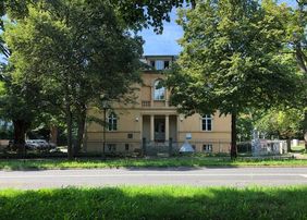 Das Bild zeigt das Haus Belvederer Allee 6 von außen.