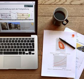 Foto: Bauhaus-Universität Weimar Aufgeklappter Laptop, Kaffeetasse, Arbeitsunterlagen
