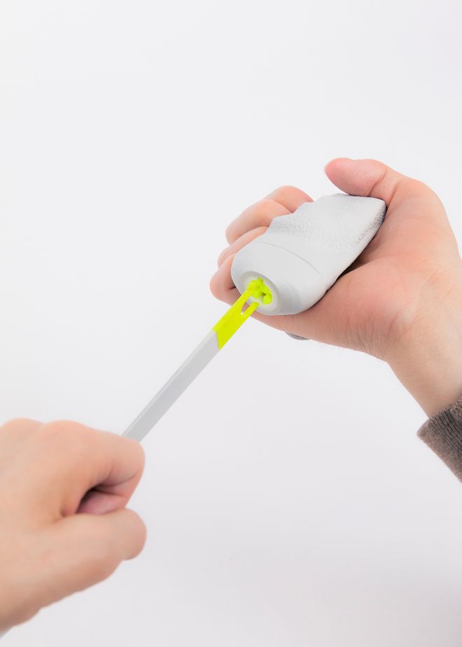 Detailaufnahme des individualisierbaren Griffsystems: Ein Küchenwerkzeug wird über eine Steckverbindung in den ergonomisch geformten Griff eingesetzt beziehungsweise daraus gelöst; das modulare Verbindungselement ist deutlich sichtbar.