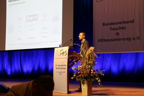 Im Rahmen der 31. Hanseatischen Sanierungstage stellte Alexander Benz zudem seine prämierte Masterarbeit zum Thema »Automatisierte bildbasierte Bestimmung des Gebäudealters« vor. (Foto: Sabine Bodtländer) Im Rahmen der 31. Hanseatischen Sanierungstage stellte Alexander Benz zudem seine prämierte Masterarbeit zum Thema »Automatisierte bildbasierte Bestimmung des Gebäudealters« vor. (Foto: Sabine Bodtländer)
