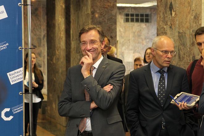 Angesichts des Engagements der Fakultät Bauingenieurwesen und vieler konkreter Projekte zeigt sich der Präsident Prof. Speitkamp zufrieden mit der Reise nach Moskau. Rechts: Prof. Hans-Joachim Bargstädt. Foto: Vjatscheslav Korotichin