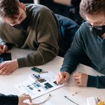 Während des Science Camps der Allianz Thüringer Ingenieurwissenschaften machen sich Studierende mit der Arduino-Programmierung vertraut. (Quelle: TU Ilmenau, Foto: Lukas Sthamer)