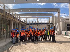Exkursionsgruppe am 11.6.2025 auf der Baustelle des Laborgebäudeneubaus in Rudolstadt