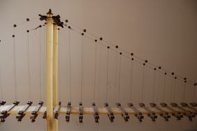 An der Professur Modellierung und Simulation – Konstruktion wird ein historisches Messmodell von der neuen Hängebrücke über den Kleinen Belt in Dänemark aufbewahrt. Bauhaus-Universität Weimar, Foto: Dana Höftmann