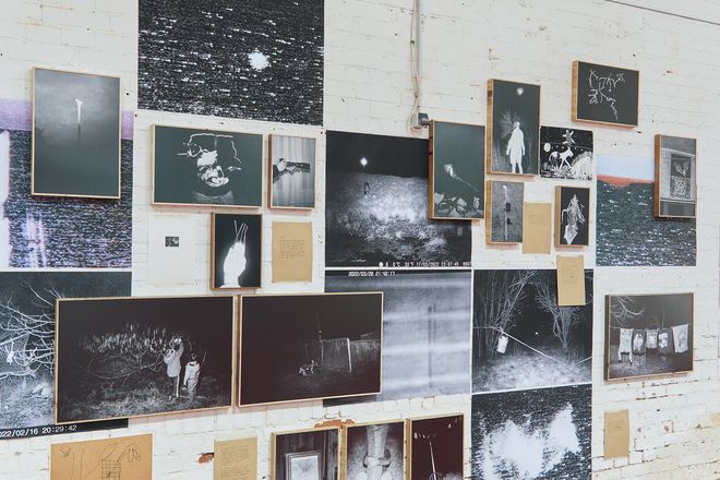 Installationsansicht mit Fotografien