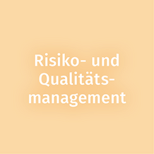 Hier geht es um die Identifizierung, Bewertung, Kontrolle und Bewältigung potenzieller Risiken, die während des gesamten Lebenszyklus eines Bauprojekts auftreten können sowie um Prozesse und Maßnahmen, die sicherstellen, dass die festgelegten Qualitätsstandards in allen Phasen eines Bauprojekts eingehalten werden. Risiken können verschiedene Aspekte betreffen, wie Zeitplanverzögerungen, Kostenüberschreitungen, technische Probleme, unvorhergesehene Ereignisse oder Umweltfaktoren. Die Qualitätsbetrachtungen beziehen sich auf die geleistete Arbeit, die Materialen und erzielte Ergebnisse.