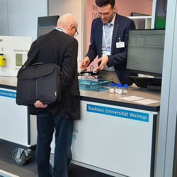 Seit vielen Jahren nimmt die Bauhaus-Universität Weimar an der Hannover Messe teil. 2025 standen nachhaltige und innovative Baustoffe im Fokus. Bauhaus-Universität Weimar, Foto: Professur Bauchemie und Polymere Werkstoffe