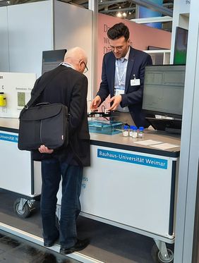 Seit vielen Jahren nimmt die Bauhaus-Universität Weimar an der Hannover Messe teil. 2025 standen nachhaltige und innovative Baustoffe im Fokus. Bauhaus-Universität Weimar, Foto: Professur Bauchemie und Polymere Werkstoffe