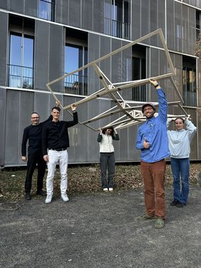 Studierende der Bauhaus-Universität Weimar präsentieren die Konstruktionselemente des neuen Messestandes für die Leipziger Buchmesse 2026. Der Entwurf entstand im interdisziplinären Bauhaus-Modul »typotopie« unter Leitung von Prof. Dr. Michael Hermann und Torsten Müller. Foto: Professur Konstruktives Entwerfen und Tragwerkslehre