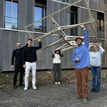 Studierende der Bauhaus-Universität Weimar präsentieren die Konstruktionselemente des neuen Messestandes für die Leipziger Buchmesse 2026. Der Entwurf entstand im interdisziplinären Bauhaus-Modul »typotopie« unter Leitung von Prof. Dr. Michael Hermann und Torsten Müller. Foto: Professur Konstruktives Entwerfen und Tragwerkslehre
