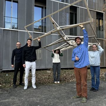 Studierende der Bauhaus-Universität Weimar präsentieren die Konstruktionselemente des neuen Messestandes für die Leipziger Buchmesse 2026. Der Entwurf entstand im interdisziplinären Bauhaus-Modul »typotopie« unter Leitung von Prof. Dr. Michael Hermann und Torsten Müller. Foto: Professur Konstruktives Entwerfen und Tragwerkslehre