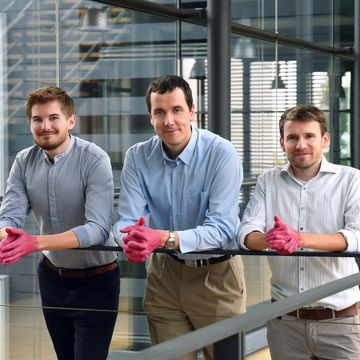 v.l.n.r.: Robert Hellmundt, Dr. Holger Wondraczek und Alexander Döpel; Foto: Heyfair