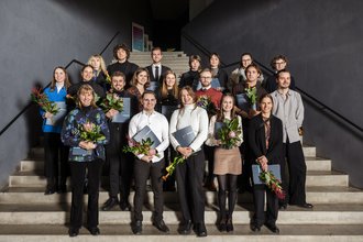 Gruppenfoto der Studiengangsbesten und Preisträger*innen der Thesisausstellung (Foto: Thomas Müller, Copyright: Bauhaus-Universität Weimar)