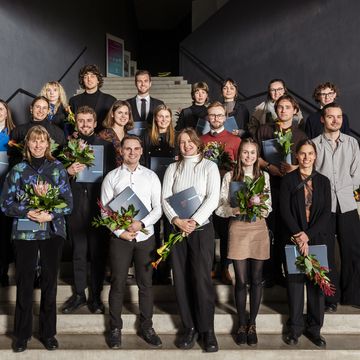 Group photo of the best students and winners of the thesis exhibition (Photo: Thomas Müller, Copyright: Bauhaus-Universität Weimar)