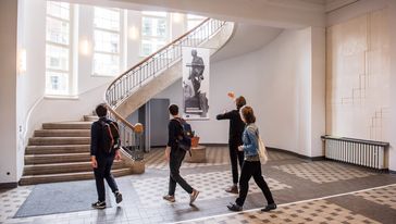 Treppenaufgang Hauptgebäude, Foto: Thomas Müller