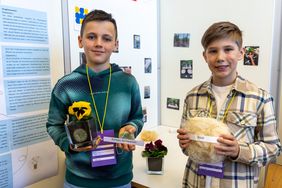 Aufsaugen, wie ein Schwamm (1. Preis »Jugend forscht junior« Geo- und Raumwissenschaften): Max Meyer und Moritz Frey vergleichen die Wasserspeicherkapazität verschiedener Materialien und ziehen Parallelen zu Pflanzenwurzeln. Foto: Bauhaus-Universität Weimar/ Matthias Eckert