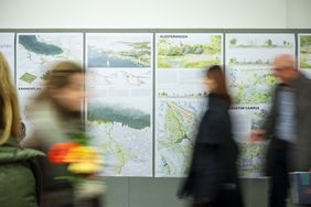 Die Ausstellung im Hauptgebäude zeigt noch bis 18. Dezember 2025 eine Auswahl an Abschlussarbeiten aus Architektur und Urbanistik. Foto: Bauhaus-Universität Weimar/ Thomas Müller