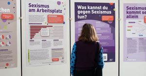 Eine Person steht vor der Ausstellung "Gemeinsam gegen Sexismus" (Foto: Katherin Gutierrez)