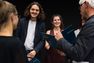 Die Urbanistik-Studiengangsbesten Anton Brokow-Loga und Tatjana Zemeitat erhalten ihre Urkunde von Prof. Rudolf.