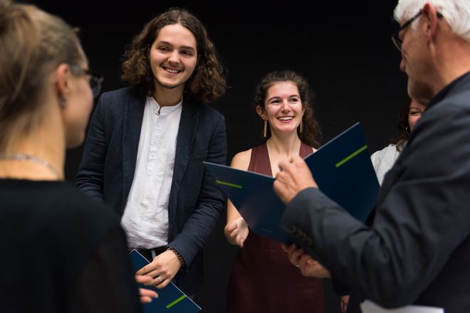 Die Urbanistik-Studiengangsbesten Anton Brokow-Loga und Tatjana Zemeitat erhalten ihre Urkunde von Prof. Rudolf.