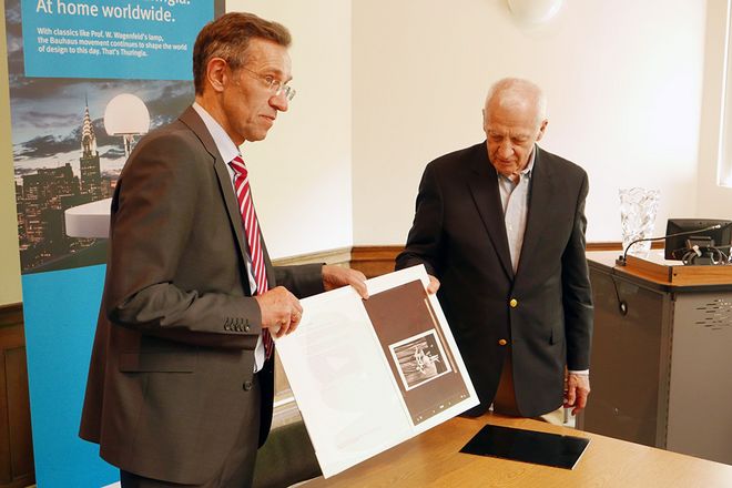 Als Gastgeschenk an den Präsidenten des Pratt Institutes überreichte Prof. Speitkamp ebenfalls ein Faksimile einer Seite aus den originalen Bauhaus-Alben, welches ein Foto einer Aufführung des Triadischen Balletts von Oskar Schlemmer zeigt. 