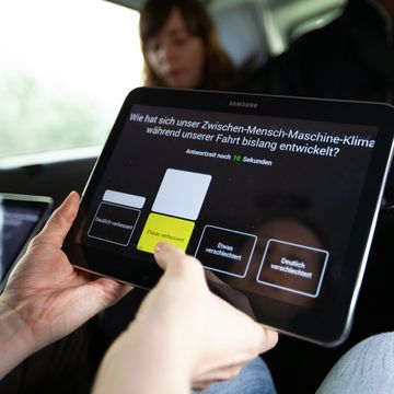 SOULMACHINE  ist ein eigens entwickeltes Concept-Car, in dem das Publikum auf einer Fahrt durch den Stadtraum die Entwicklung des autonomen Fahrens live erleben und interaktiv mitgestalten kann. Foto: Gernot Wöltjen