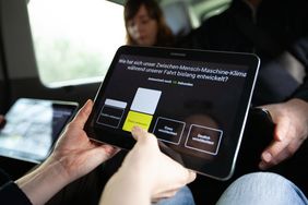SOULMACHINE ist ein eigens entwickeltes Concept-Car, in dem das Publikum auf einer Fahrt durch den Stadtraum die Entwicklung des autonomen Fahrens live erleben und interaktiv mitgestalten kann. Foto: Gernot Wöltjen SOULMACHINE ist ein eigens entwickeltes Concept-Car, in dem das Publikum auf einer Fahrt durch den Stadtraum die Entwicklung des autonomen Fahrens live erleben und interaktiv mitgestalten kann. Foto: Gernot Wöltjen