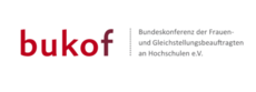 Das Schriftlogo zeigt die Worte »Bundeskonferenz der Frauen- und Gleichstellungsbeauftragten an Hochschulen e.V.« in schwarzer Schrift auf weißem Hintergrund. Links daneben steht das entsprechende Akronym »bukof«. Die ersten vier Buchstaben des Akronyms sind hellrot, das »f« ist dunkelrot.