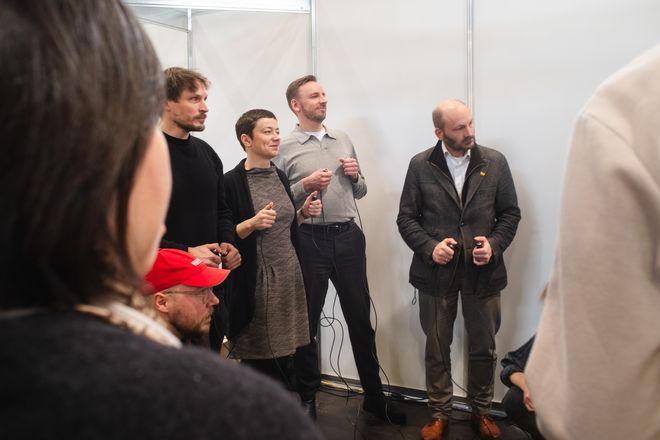 In der abschließenden Lecture Performance »Geteiltes_Schreiben« hat Moritz Wehrmann  mithilfe der Installation »Collab-Keys« und gemeinsam mit Dr. Nicole Baron, Moritz Hiller, Dr. Simon Frisch (v.l.n.r) sowie den anwesenden Messebesucher*innen getestet, wie sich ein gemeinsamer experimenteller Schreibprozess anfühlt.