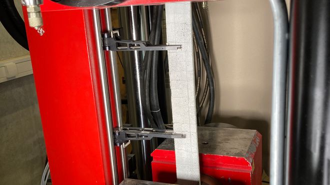 Kurzzeit-Übergreifungsversuche an carbontextilbewerten Betonplatten
