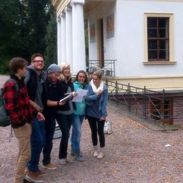 Studienanfängerinnen und Studienanfänger der Fakultät Bauingenieurwesen auf Erkundungstour durch die Stadt – hier am Römerhaus im Ilmpark. Foto: Lena Zimmermann