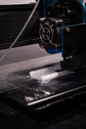 Während des 3D-Drucks entstehen zwei Bürsten in einem Block. (Foto: Friedrich Gerlach/Felix Stockhausen)